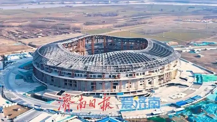  魯媒：戴上1.6萬噸“鋼鐵巨冠”，黃河體育中心球場完成屋蓋施工