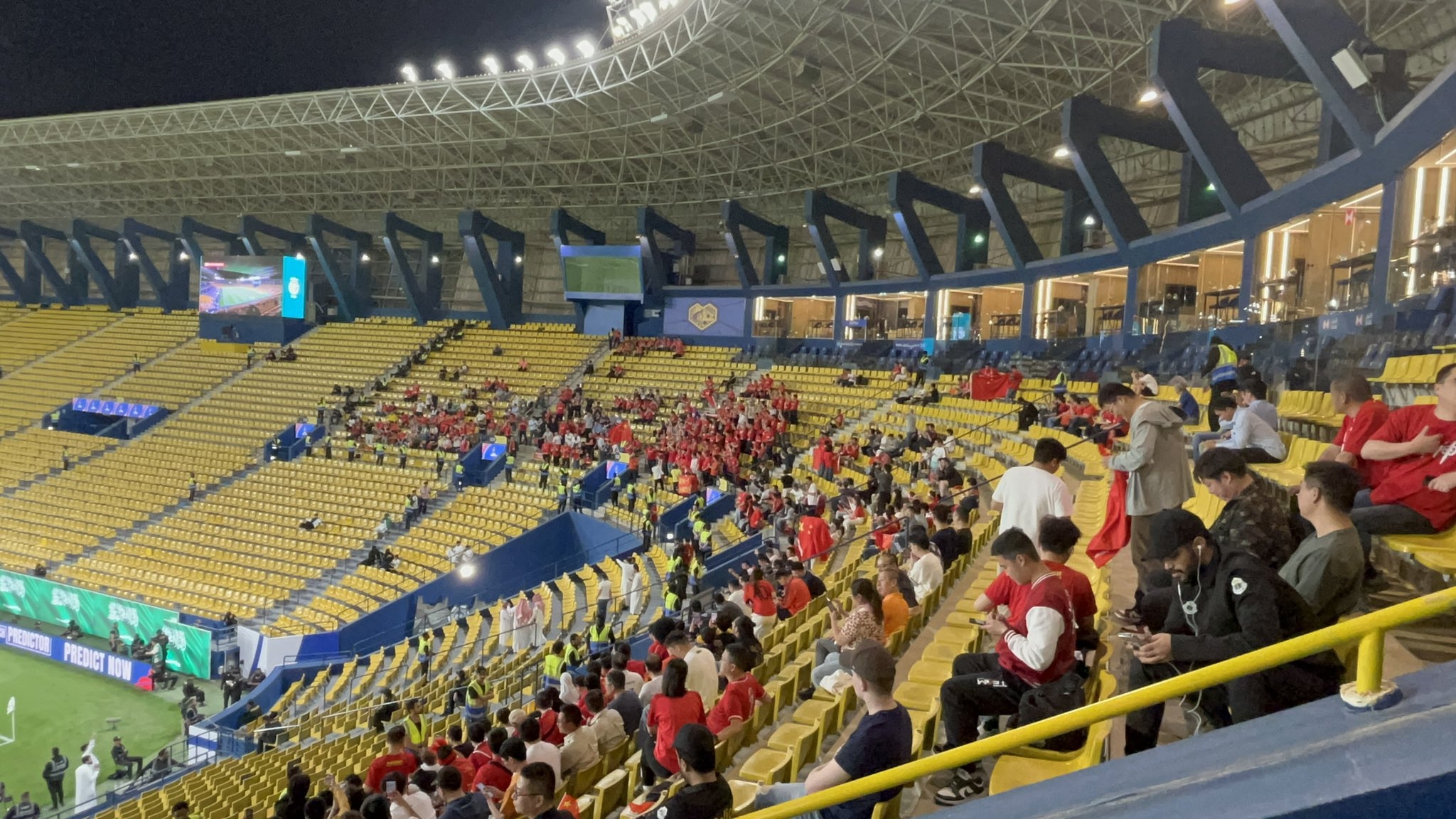  球票已售罄！中國球迷已經入場，坐在球場上層沙特球迷區上方