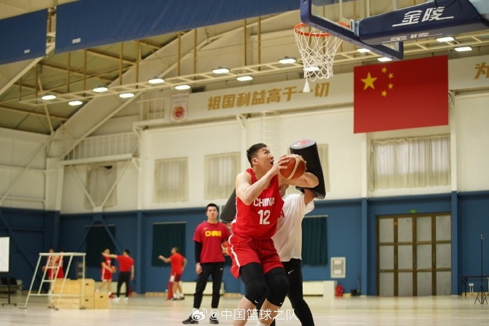中國籃球之隊(duì)官博:大塊頭 大能量 祝李炎哲25歲生日快樂!