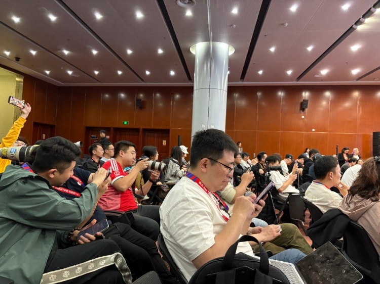  萬眾矚目！記者擠滿國足賽前新聞發布廳，賽場記者預計超300人