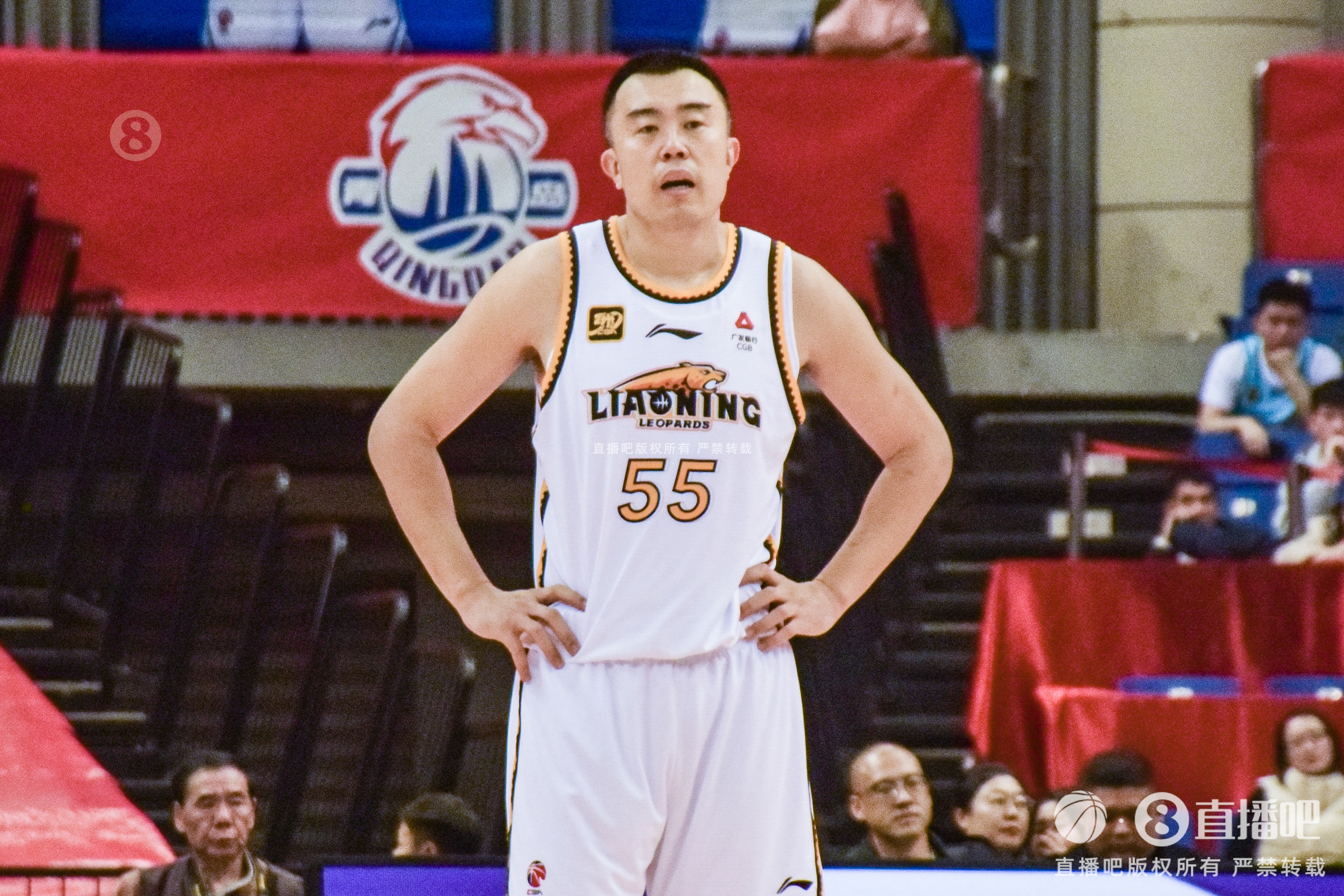 老將不容易!韓德君帶傷出戰半場6分鐘5犯 僅2板2助